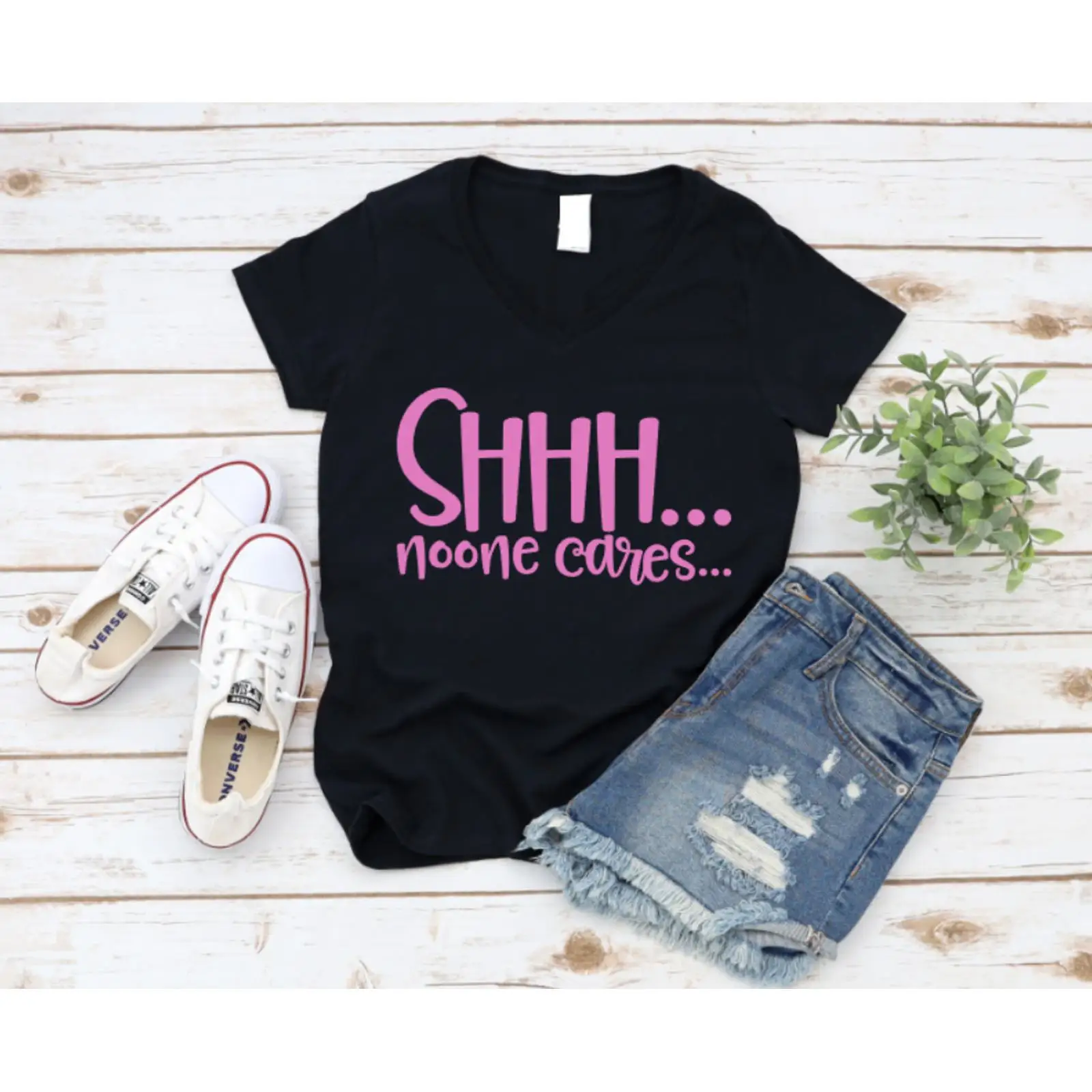 On Sneaker Care - Zwart t-shirt met roze tekst 'SHHH